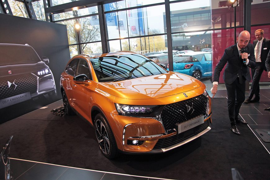 DS 7 Crossback met diamanten koplampen (knipoog)