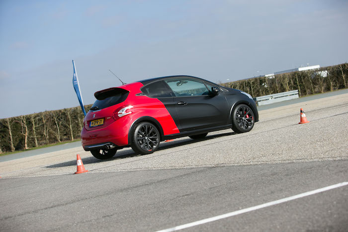 Peugeot GT Experience-208GTi30th-femmefrontaal