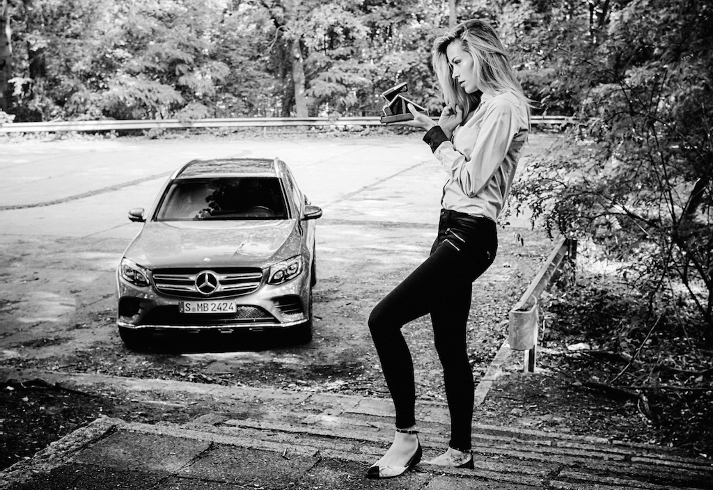 Om toevlucht te zoeken Scharnier hardop De Mercedes-Benz powervrouwen kalender 2017 verdient een plekje aan de  muur! - FemmeFrontaal