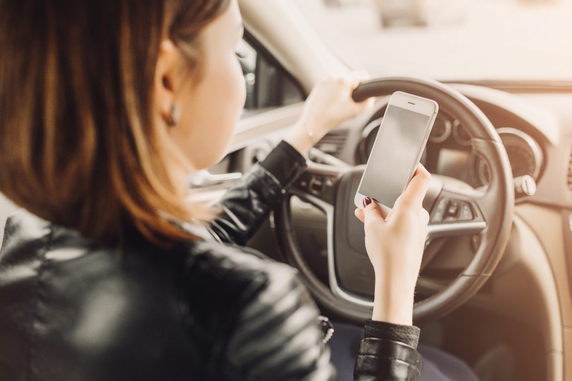 De risico's van smartphonegebruik auto | FemmeFrontaal