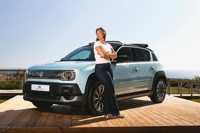 👖 De spijkerbroekauto is terug, en hij laadt sneller op dan jij je ⚡️ kampeerherinneringen. Maybritt stapte in Lissabon in de Renault 4 E-Tech Electric en werd verrast door z’n comfort én een paar eigenzinnige trekjes.   👀 Lees haar oordeel over de Renault 4 E-Tech Electric 🌸 via een link in onze bio!

#renault4e #renault4etechelectric #carreview #autotest 
@renault_nl @renault_belux @gajemetmemay @frederique.w_ @odielmennink @wwcoty