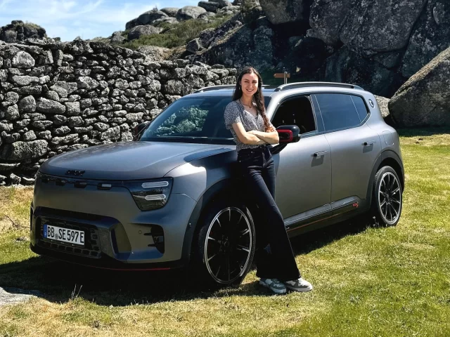 🚗 Waar de Smart vroeger bijna in het fietsenrek paste 🚲, heb je bij de nieuwe Smart #5 alle 👀 sensoren nodig om ’m netjes binnen de parkeervakken te krijgen. Klein is ‘ie allang niet meer: Frederique testte deze elektrische SUV met 646 pk (BRABUS!) in de Portugese 🍇 Douro-vallei.   👉 Slim, stoer en totaal onverwacht, lees haar rijtest via onze bio! 

#Smart #smart5 #smart5brabus #carreview #rijtest #autoreview @smartnederland @smart_worldwide