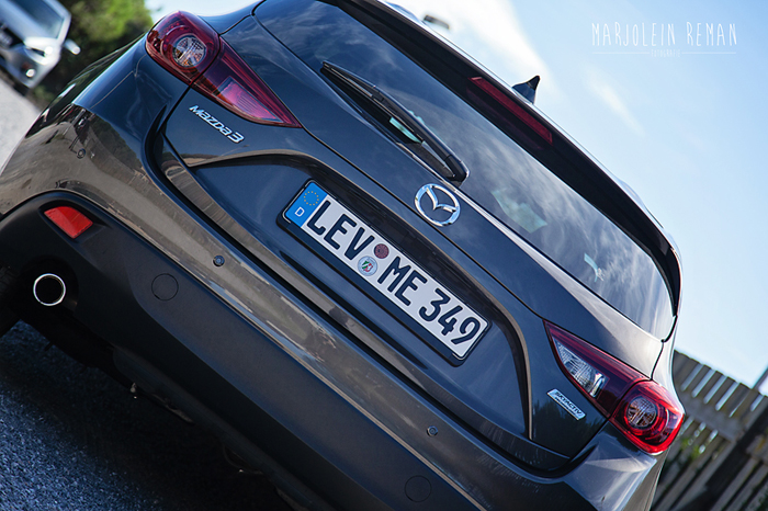 Mazda3_femmefrontaal_achterkantgrijs
